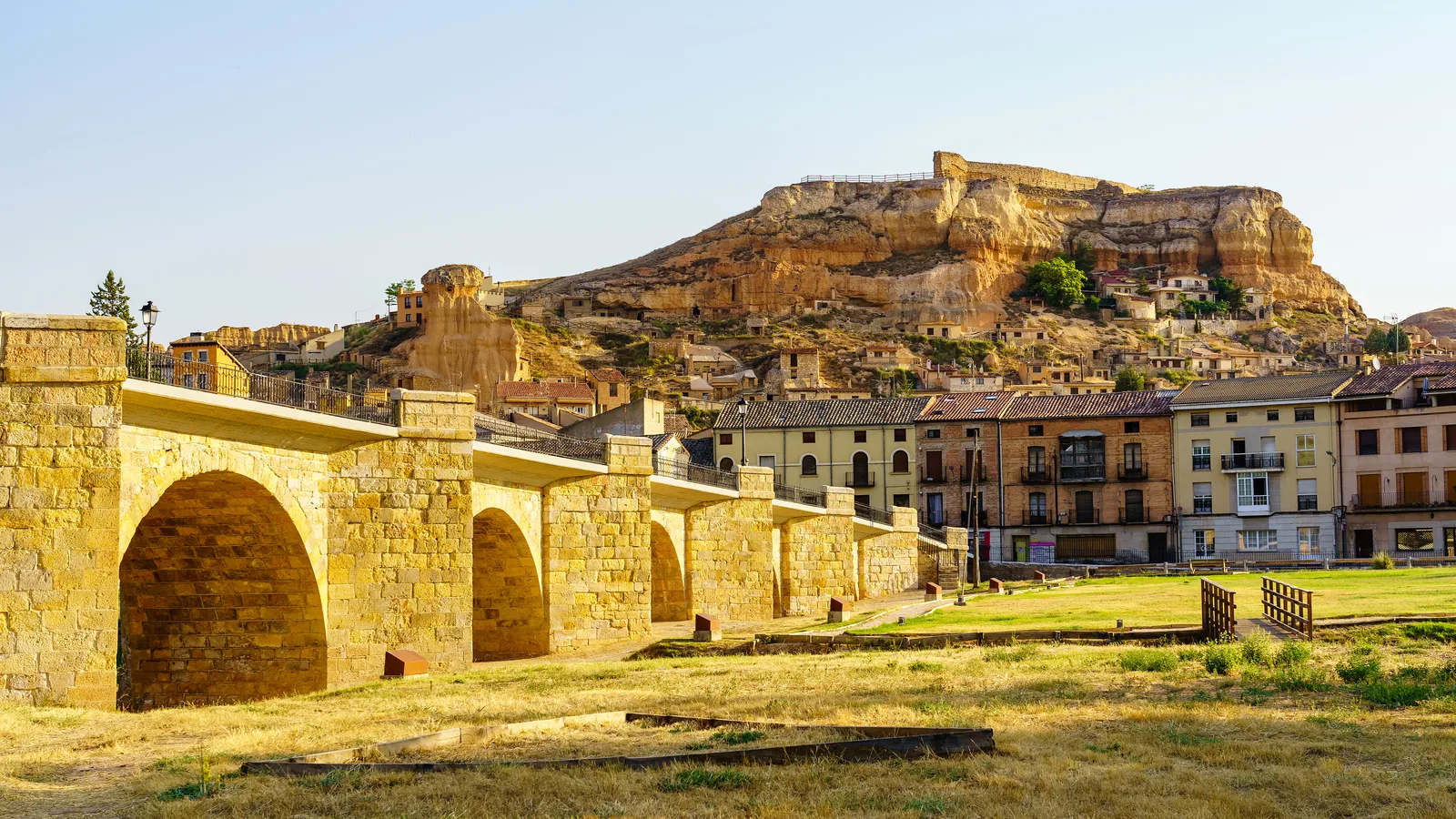 Puente medieval y castillo