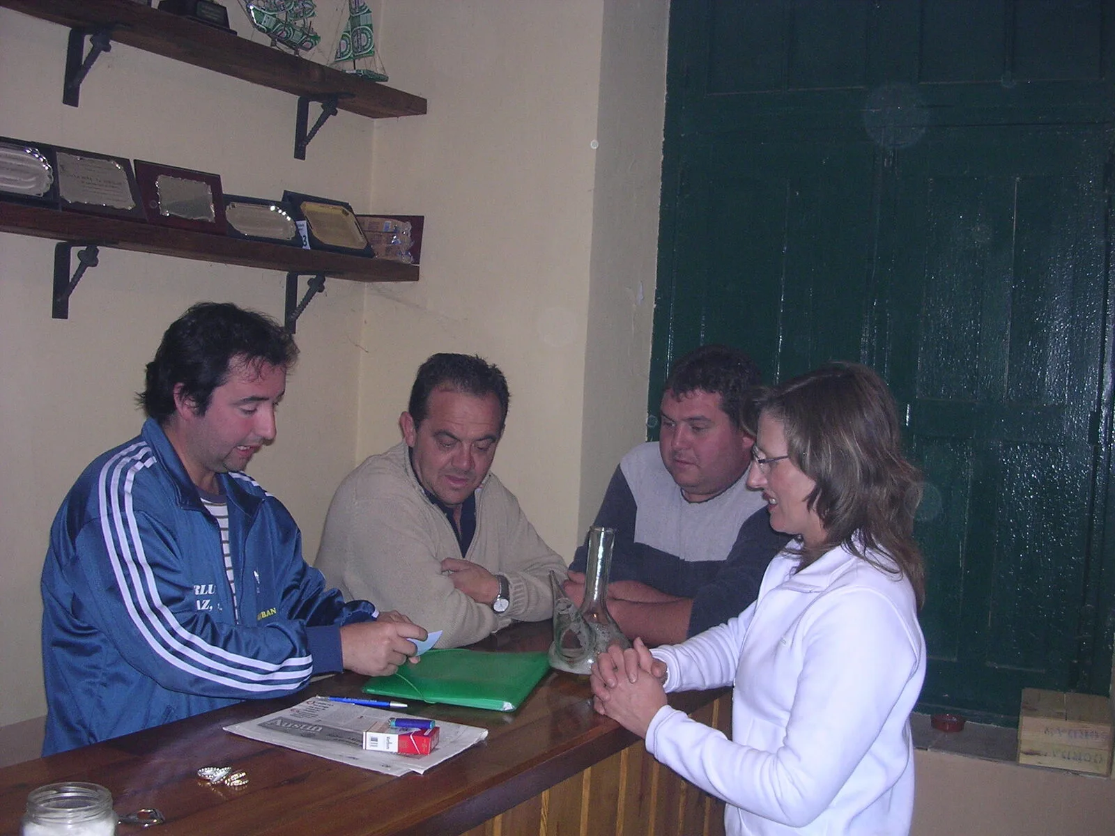 Voluntarios revisando los presupuestos. Voluntarios revisando los presupuestos.