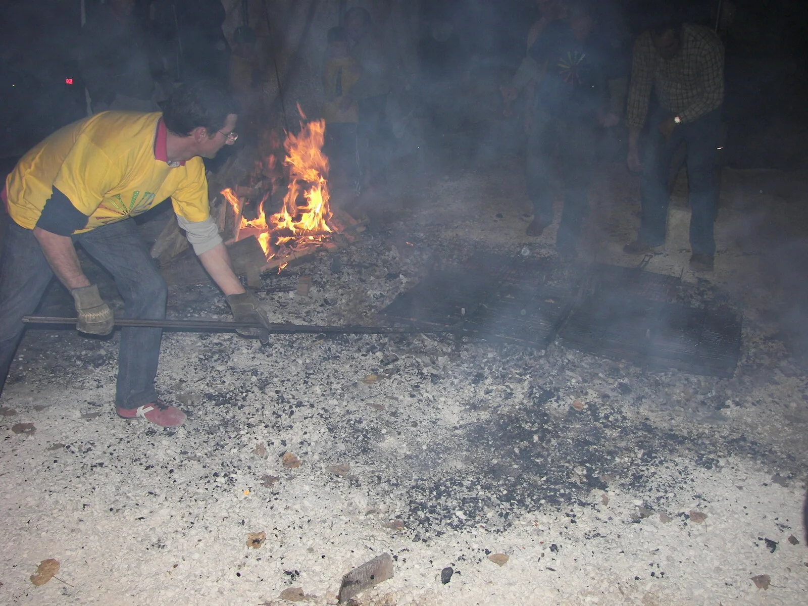 Voluntarios preparando la cena del sábado. Voluntarios preparando la cena del sábado.